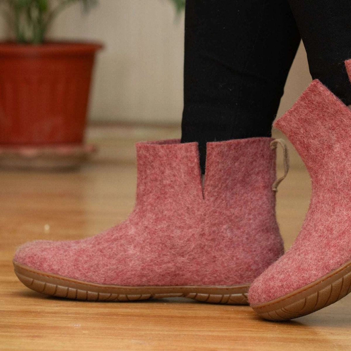 Wool Outdoor low boots with rubber sole